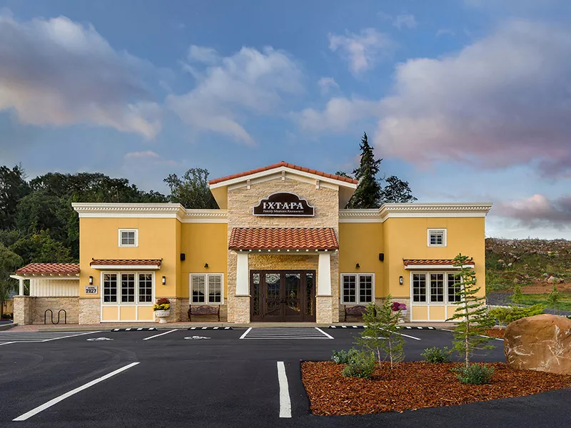 Edificio de restaurantes metálicos